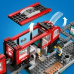 LEGO® City - Statie si tramvai in centrul orasului 60423, 811 piese - imagine 9