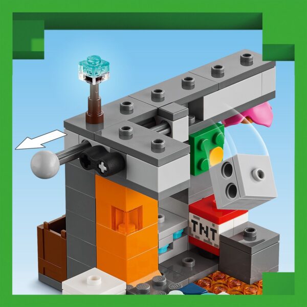 LEGO® Minecraft® - Intalnirea cu Temnicerul 21274, 238 piese - imagine 6