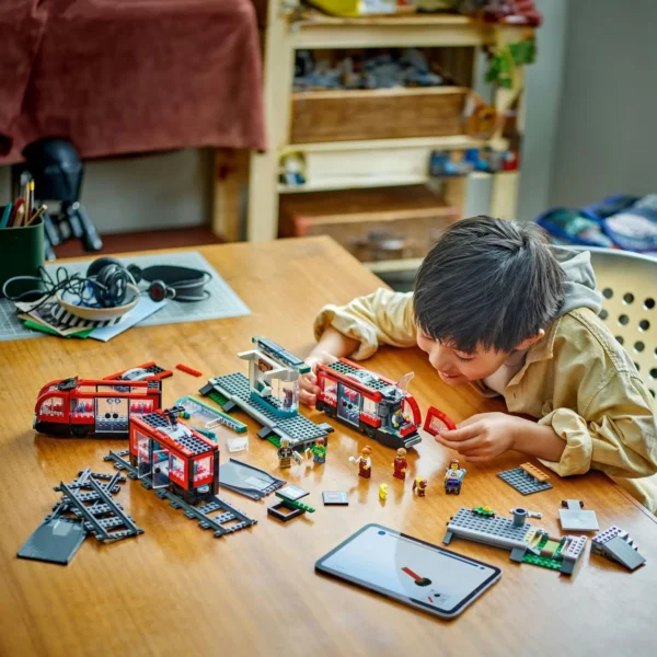 LEGO® City - Statie si tramvai in centrul orasului 60423, 811 piese - imagine 6