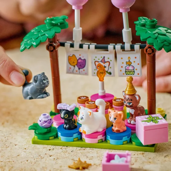 LEGO® Friends - Petrecere de ziua de nastere a pisicii si casuta in copac 42666, 321 piese - imagine 8