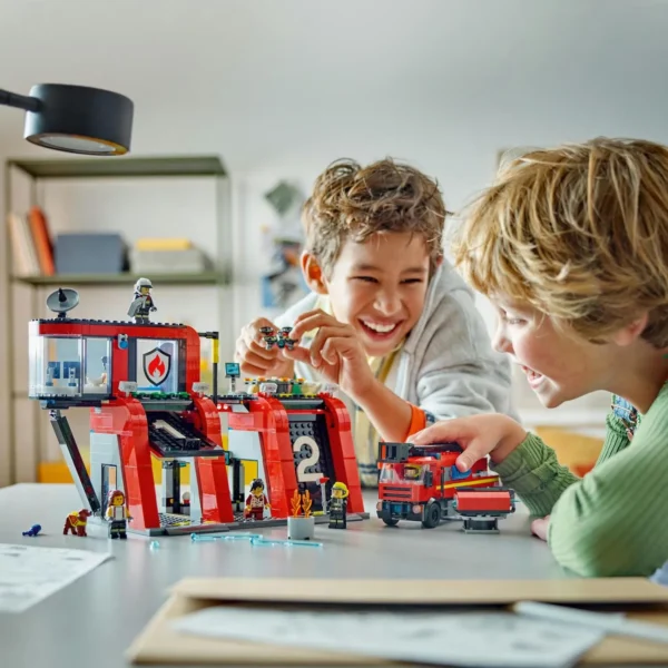 LEGO® City - Statie si camion de pompieri 60414, 843 piese - imagine 6