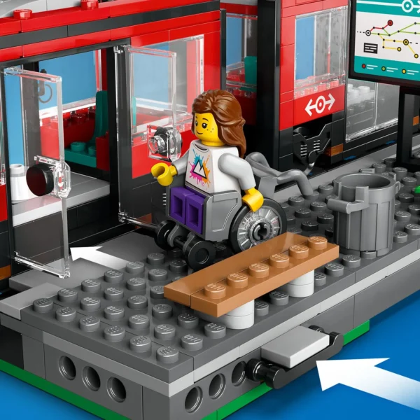 LEGO® City - Statie si tramvai in centrul orasului 60423, 811 piese - imagine 8