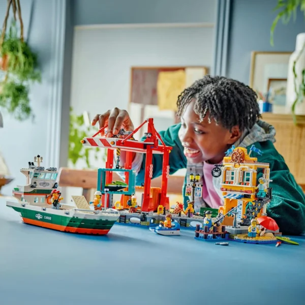 LEGO® City - Port si nava de transport marfa 60422, 1226 piese - imagine 5