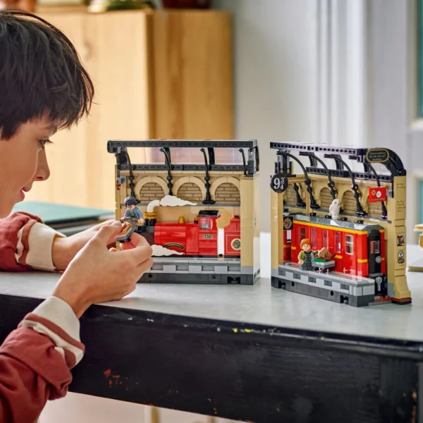 LEGO® Harry Potter™ - Coltul cu carti: Expresul Hogwarts™ 76450, 832 piese - imagine 5