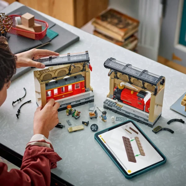 LEGO® Harry Potter™ - Coltul cu carti: Expresul Hogwarts™ 76450, 832 piese - imagine 6