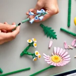 LEGO® Botanicals - Mic buchet luminos 10347, 373 piese - imagine 9