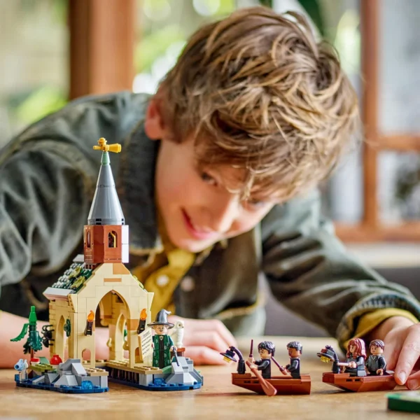 LEGO® Harry Potter™ - Hangar pentru barci la castelul Hogwarts™ 76426, 350 piese - imagine 5