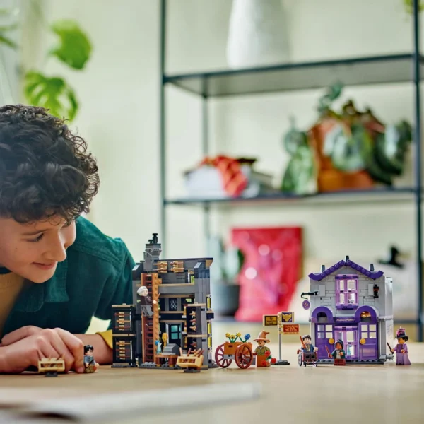 LEGO® Harry Potter™ - Magazinul de baghete Ollivander si magazinul de haine al lui Madam Malkin 76439, 744 piese - imagine 5