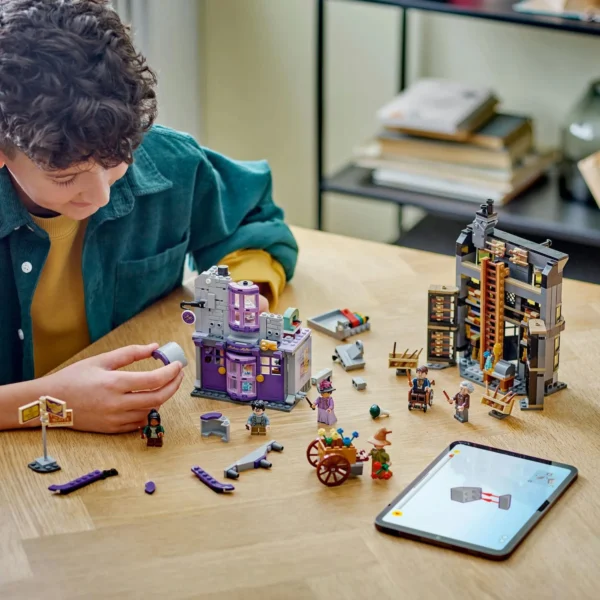 LEGO® Harry Potter™ - Magazinul de baghete Ollivander si magazinul de haine al lui Madam Malkin 76439, 744 piese - imagine 6
