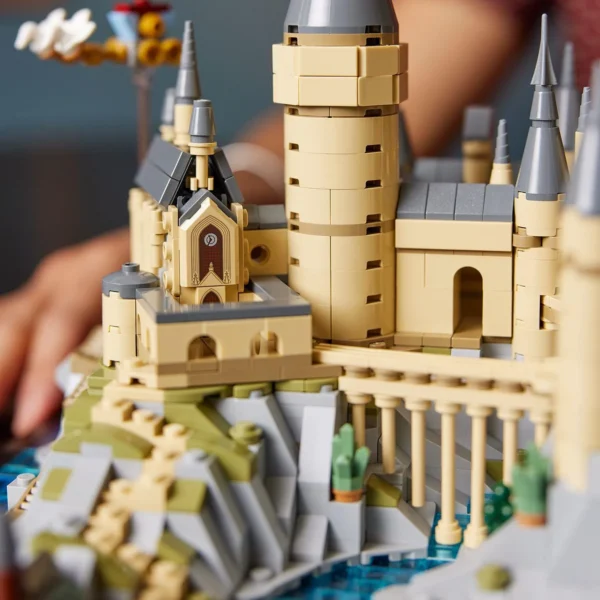 LEGO® Harry Potter™- Castelul Hogwarts™ si imprejurimile 76419, 2660 piese - imagine 7